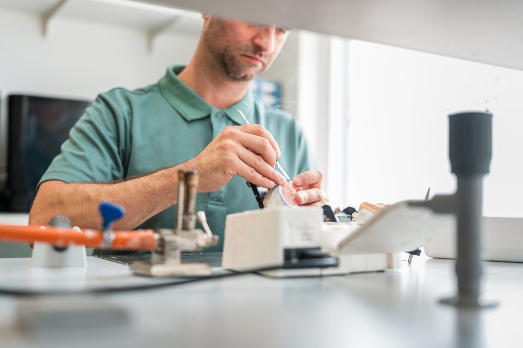 Kunstgebit opvullen bij Tandprothetische Praktijk De Gelderse Vallei in Veenendaal